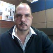 Profesor de español imparte clases a adultos